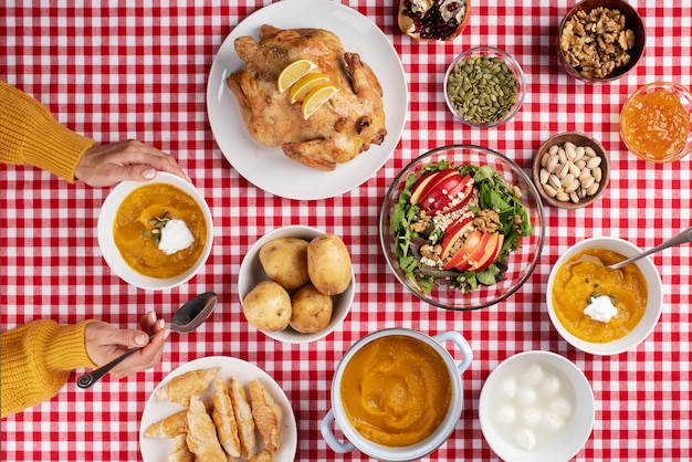 Foto vista de cima de uma mesa cheia de vários tipos de comida