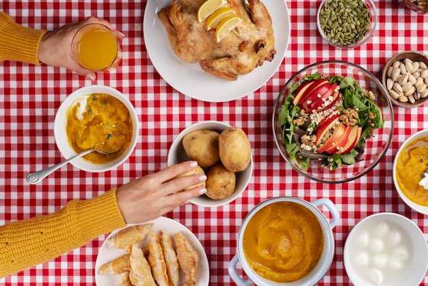 Vista de cima de uma mesa cheia de vários tipos de comida