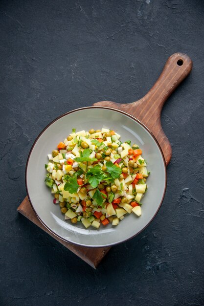 vista de cima deliciosa salada com feijão, batata e ovos dentro de prato fundo escuro refeição comida horizontal cor restaurante cozinha saúde