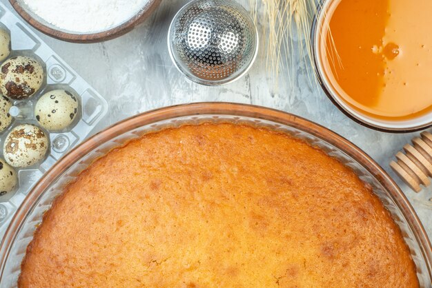 vista de cima deliciosa torta assada no fundo branco bolo biscoito assar massa torta de açúcar sobremesa doces de forno