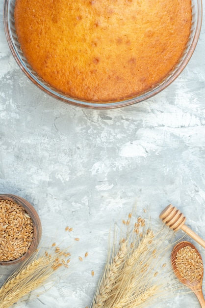 vista de cima deliciosa torta assada no fundo branco bolo biscoito asse massa torta de açúcar sobremesa doce