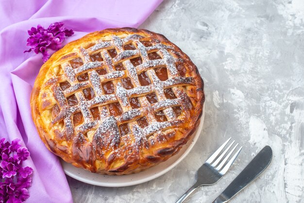 vista de cima deliciosa torta de geleia no fundo branco flor roxo bolo biscoito doce sobremesa chá açúcar massa fruta