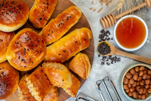 vista de cima deliciosos pães com doces frutas ovos e cereais no fundo branco massa fruta cozinheira bolo leite cor pastelaria assar