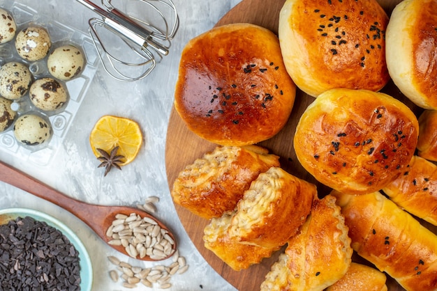 Vista de cima deliciosos pães com doces frutas ovos e cereais no fundo branco torta de massa fruta cozinheira cor de leite pastelaria assar