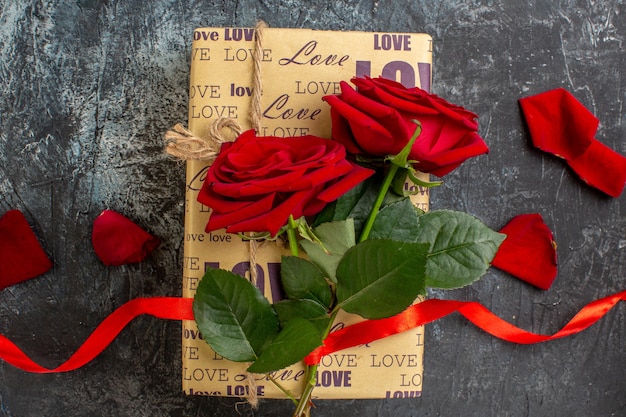 Vista de cima dia dos namorados presente com rosas vermelhas em fundo cinza casal casamento amor feriado coração paixão sentimento