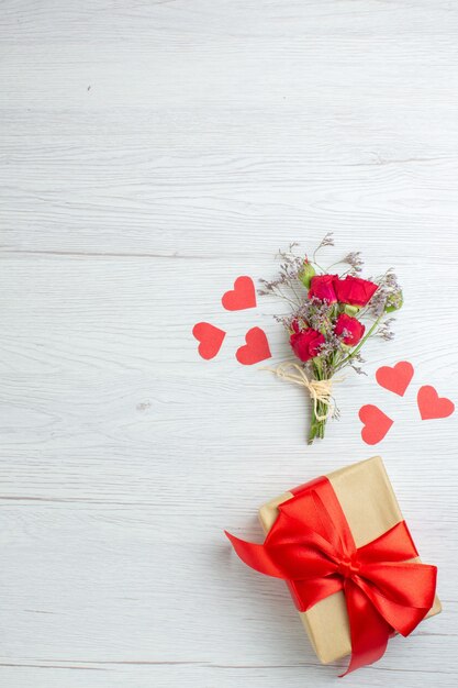 Vista de cima dia dos namorados presente no fundo branco amor feriado paixão amante casal casamento coração sentimento nota