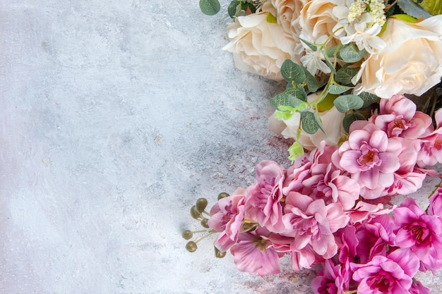 vista de cima diferentes lindas flores na superfície branca