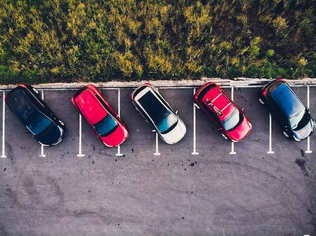 Vista de cima do estacionamento de veículos completos.