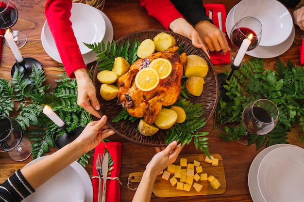 Foto vista de cima do jantar de natal com peru