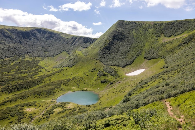 Vista de cima do lago de montanha Vorozheska cercado por montanhas