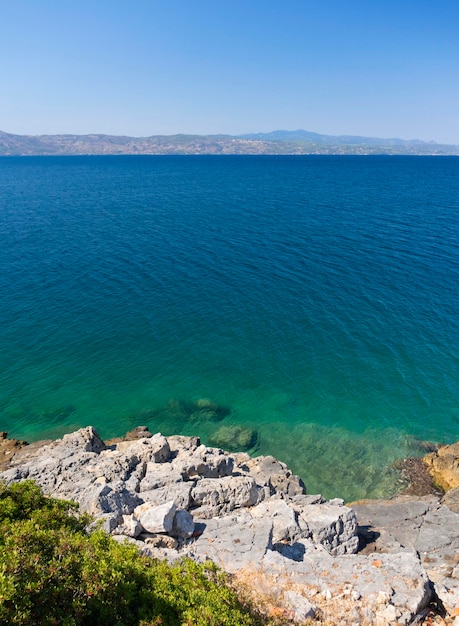 Vista de cima do mar Egeu e da estância grega Marmari na ilha Evia na Grécia num dia ensolarado