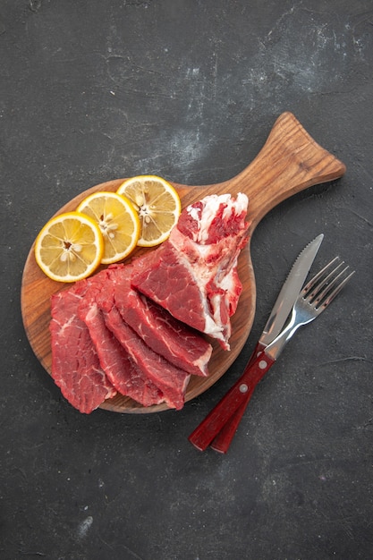 vista de cima em fatias de carne fresca com rodelas de limão. comida carne jantar refeição cozinhando