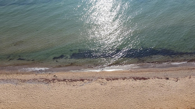 Vista de cima em uma praia selvagem vazia na costa do Mar Negro