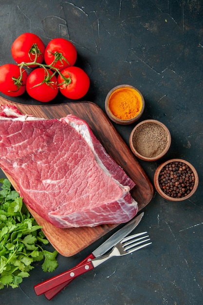 vista de cima fatia de carne crua com tomates vermelhos e verdes