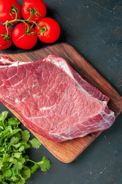 vista de cima fatia de carne crua com tomates vermelhos e verdes