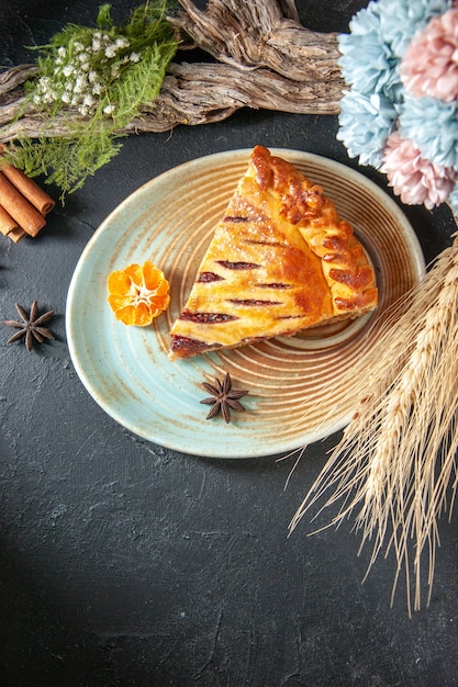 vista de cima fatia de torta de geléia gostosa no fundo escuro torta de biscoito sobremesa de forno assar massa doce bolo de açúcar