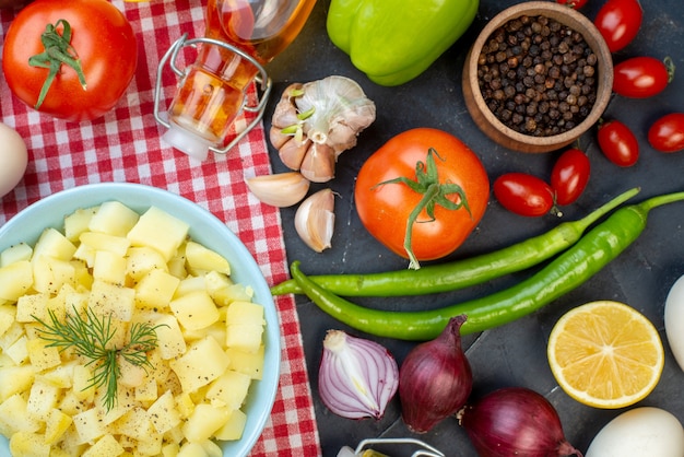 vista de cima fatias de repolho cozido com legumes frescos, verduras e ovos em fundo escuro almoço foto comida salada saúde lanche refeição cor