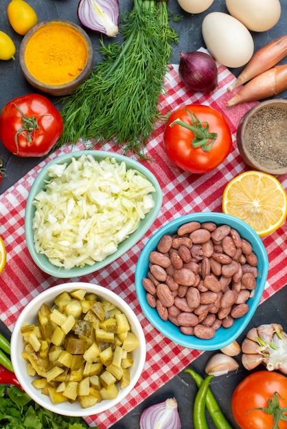 vista de cima feijão cozido fresco com legumes e verduras em fundo escuro refeição almoço lanche cor dieta salada saúde alimentar