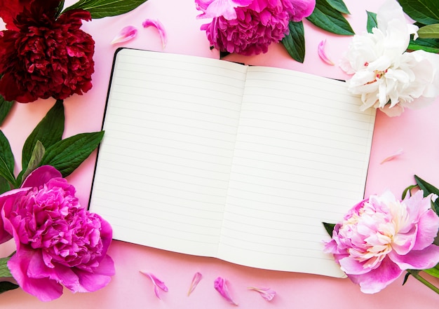 vista de cima flores com caderno