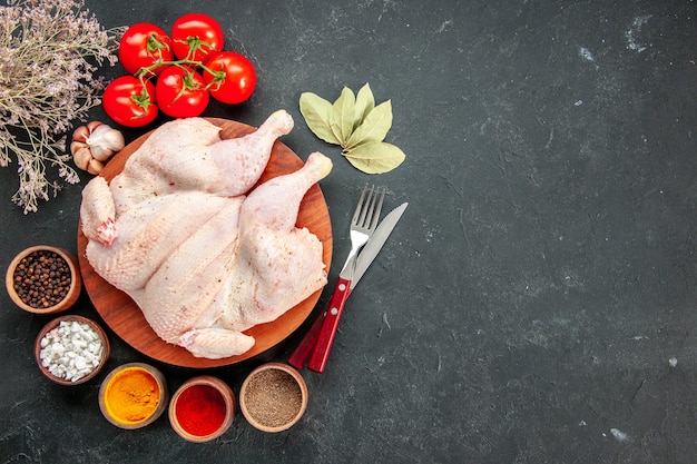 vista de cima frango fresco com tomate e temperos