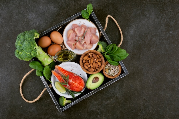 Foto vista de cima grupos de comidas deliciosas