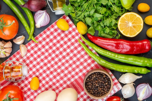 vista de cima legumes frescos com verduras e ovos no fundo escuro foto dieta comida salada refeição lanche almoço cor saúde