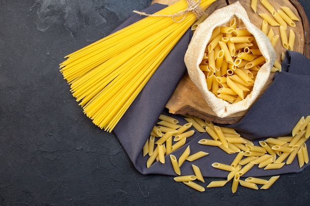 Vista de cima massa crua longa e pouco no fundo escuro comida massa jantar refeição cozinhar cores cozinha escuridão