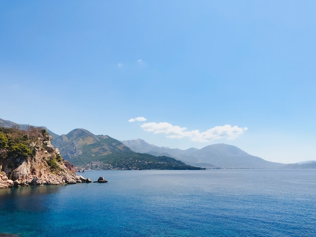 vista de cima montenegro sutomore pedras praia azul turquesa adriático mar água montanhas dia. aéreo