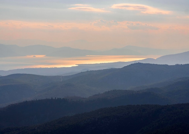 Vista de cima nas florestas da ilha grega de Evia com o mar e nuvens no horizonte