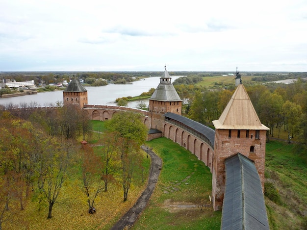 Vista de cima nas torres e paredes do Novgorod Kremlin Detinets Velikiy Novgorod