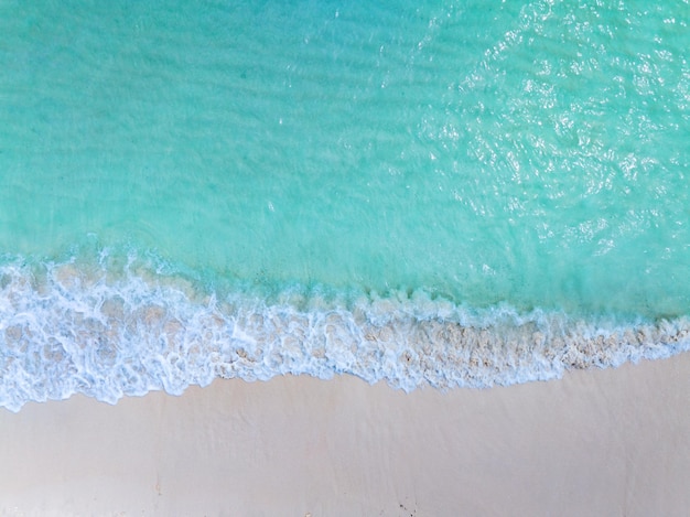 Vista de cima Ondas de praia coloridas Superfície do mar à beira-mar Ondas incríveis quebrando na praia de areia Bela praia de areia Natureza e fundo de viagens