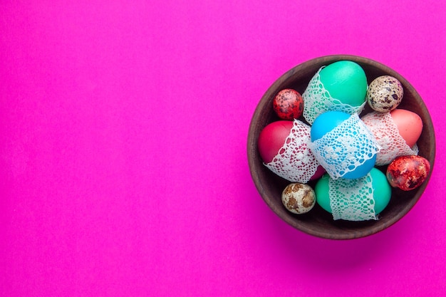 vista de cima ovos coloridos dentro do prato na superfície rosa conceito feriado étnico ornamentado novruz colorido primavera