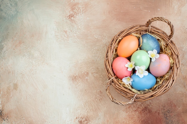 vista de cima ovos de páscoa coloridos dentro da cesta no fundo marrom feriado colorido ornamentado horizontal primavera páscoa