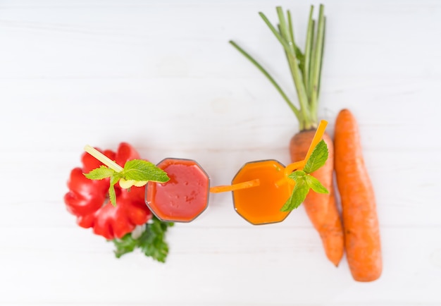 Vista de cima para baixo de vitaminas de tomate e cenoura