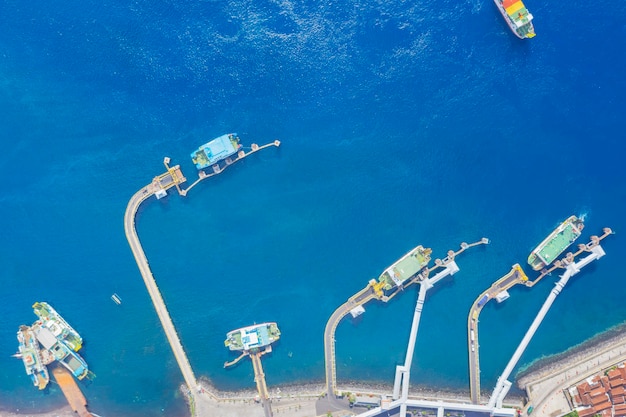 Vista de cima para baixo do porto de Ketapang com ferryboats em águas azul-turquesa em Banyuwangi East Java Indonésia