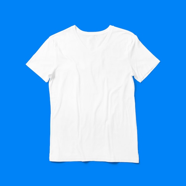 Vista de cima para cima camiseta branca de pescoço em v isolada em fundo azul adequada para o seu projeto de design