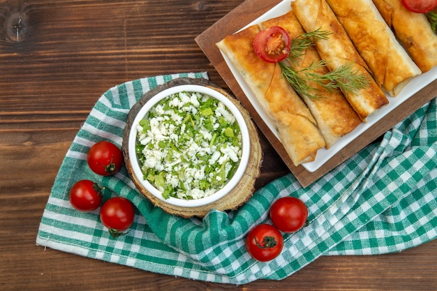 vista de cima pastéis de verduras fritas com tomates vermelhos