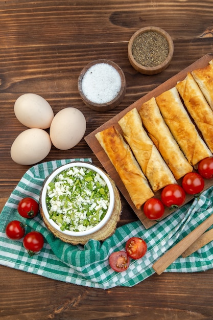 vista de cima pastéis de verduras fritas com tomates vermelhos