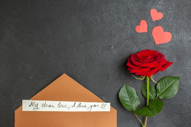 Vista de cima rosa vermelha com linda nota sobre fundo escuro amor casal paixão dia dos namorados cor coração casamento