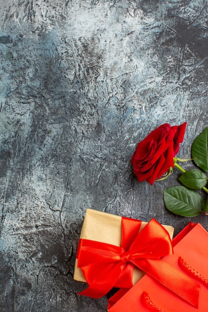 Vista de cima rosa vermelha com presentes para o dia dos namorados em fundo cinza claro casal casamento paixão coração sentimento amor feriado