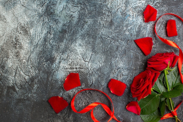 vista de cima rosas vermelhas com pétalas para o dia dos namorados em fundo cinza claro casal casamento paixão coração amor feriado sentimento