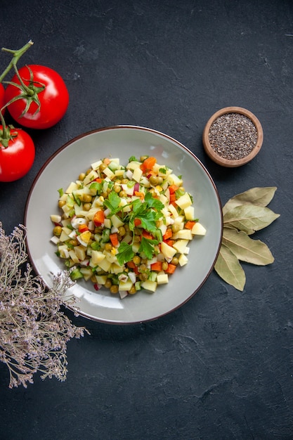 vista de cima saborosa salada de vegetais com tomates vermelhos na superfície escura dieta almoço refeição cozinha comida cor pão saúde