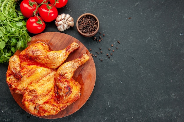 Vista de cima saboroso frango frito temperado com verduras e tomates. salada madura fritar jantar carne cozinhar prato