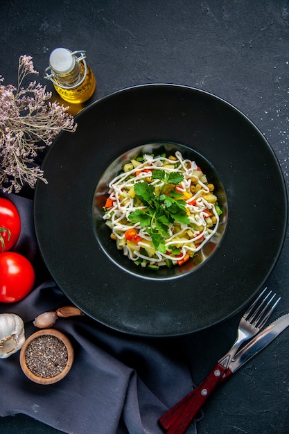 vista de cima salada de batata dentro do prato com tomates vermelhos frescos em uma superfície escura comida refeição jantar cores horizontais almoço