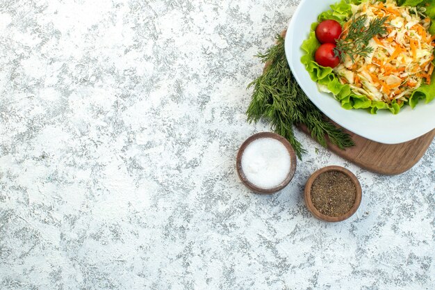 vista de cima salada de frango com temperos em superfície clara