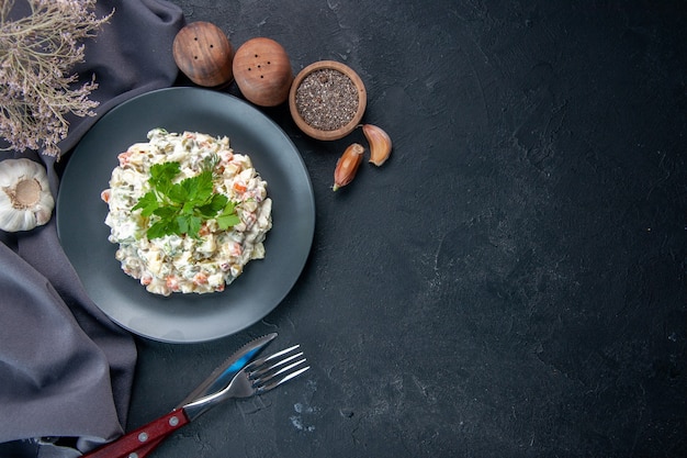 vista de cima salada de maionese de frango com diferentes vegetais cozidos dentro do prato