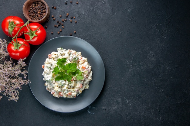 vista de cima salada de maionese de frango com tomate vermelho dentro do prato