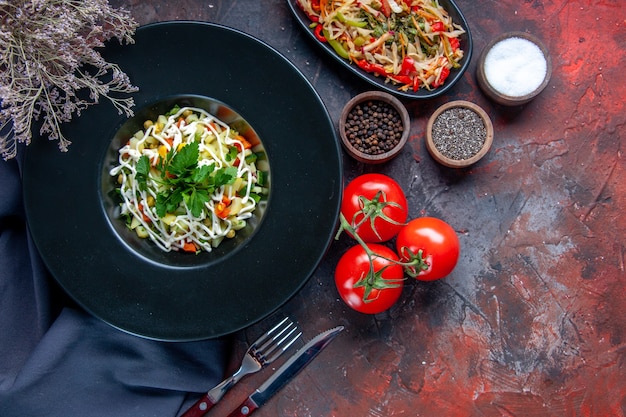 vista de cima salada de vegetais decorada dentro do prato superfície escura refeição cor horizontal cozinha comida dieta almoço