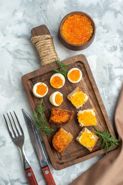 vista de cima sanduíches deliciosos com caviar e ovos cozidos na tábua de corte refeição de superfície branca horizontal frutos do mar peixe almoço comida