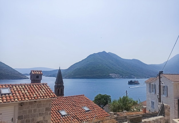 Vista de cima sobre o mar na cidade velha Perast Montenegro